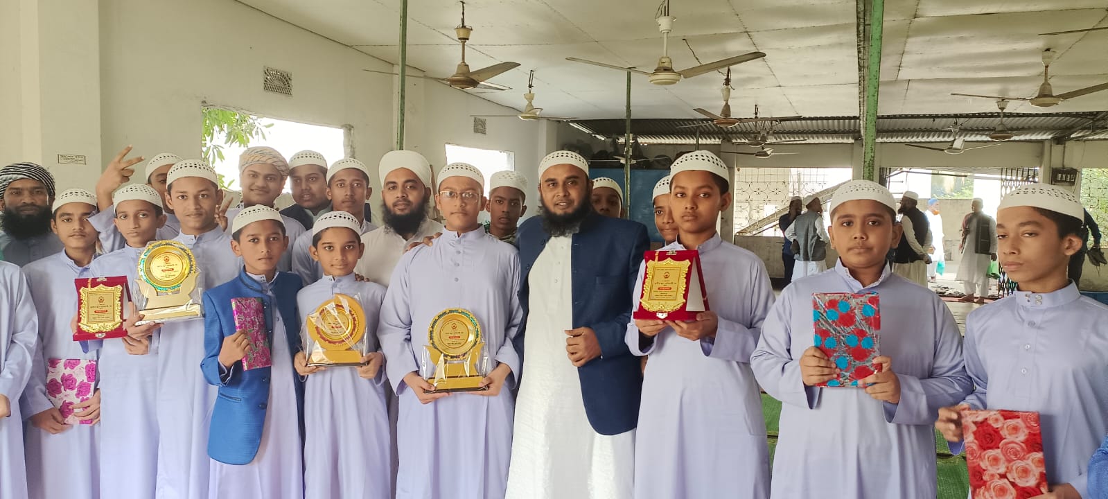 হুফ্ফাজুল কুরআন ফাউন্ডেশন থেকে আমাদের ছাত্রদের পুরস্কারের ছবি
